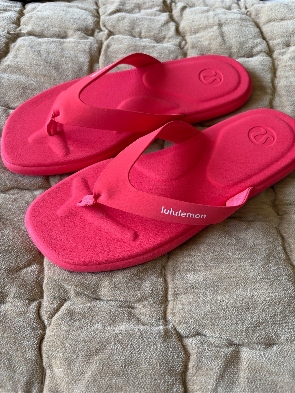 NWOT-Lululemon Women's Melon color Flip Flop Sandals - Picture 3 of 3